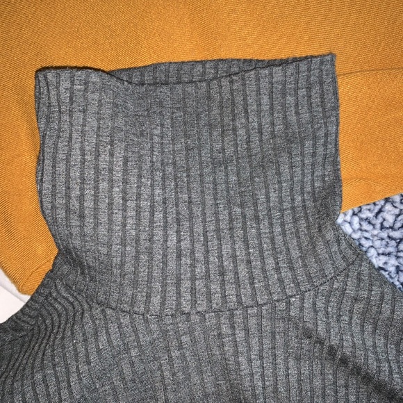 Prince and fox turtleneck - Picture 2 of 4